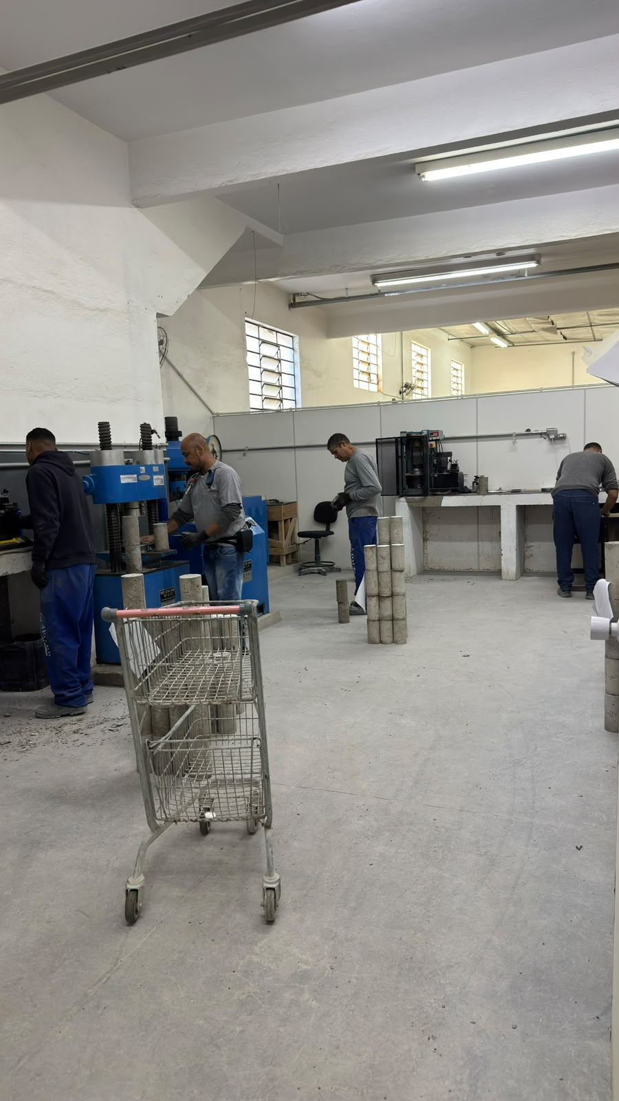 Ensaio técnico em laboratório de materiais durante perícia