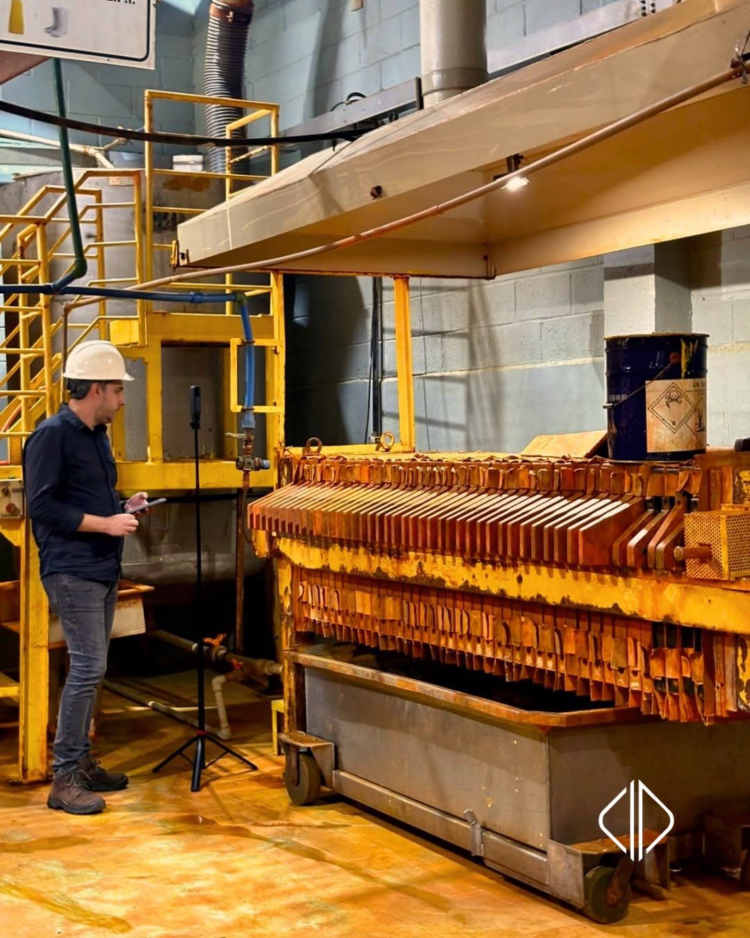 Engenheiros em vistoria técnica registrando condições do ambiente de trabalho
